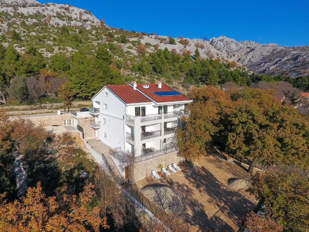 una vista aérea de un edificio blanco con techo rojo en Apartmani Villa Paulo, en Starigrad-Paklenica