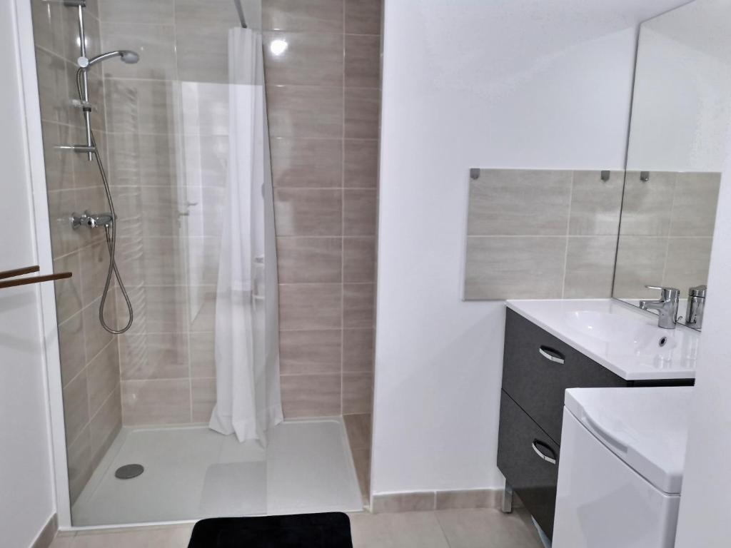 a bathroom with a shower and a sink at Appartement climatisé, moderne avec terrasses à 500m de la mer in Sérignan