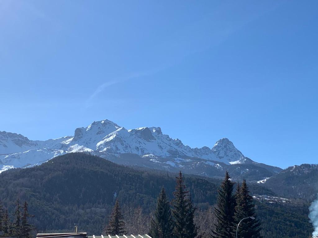 Uma vista da montanha tirada do apartamento 