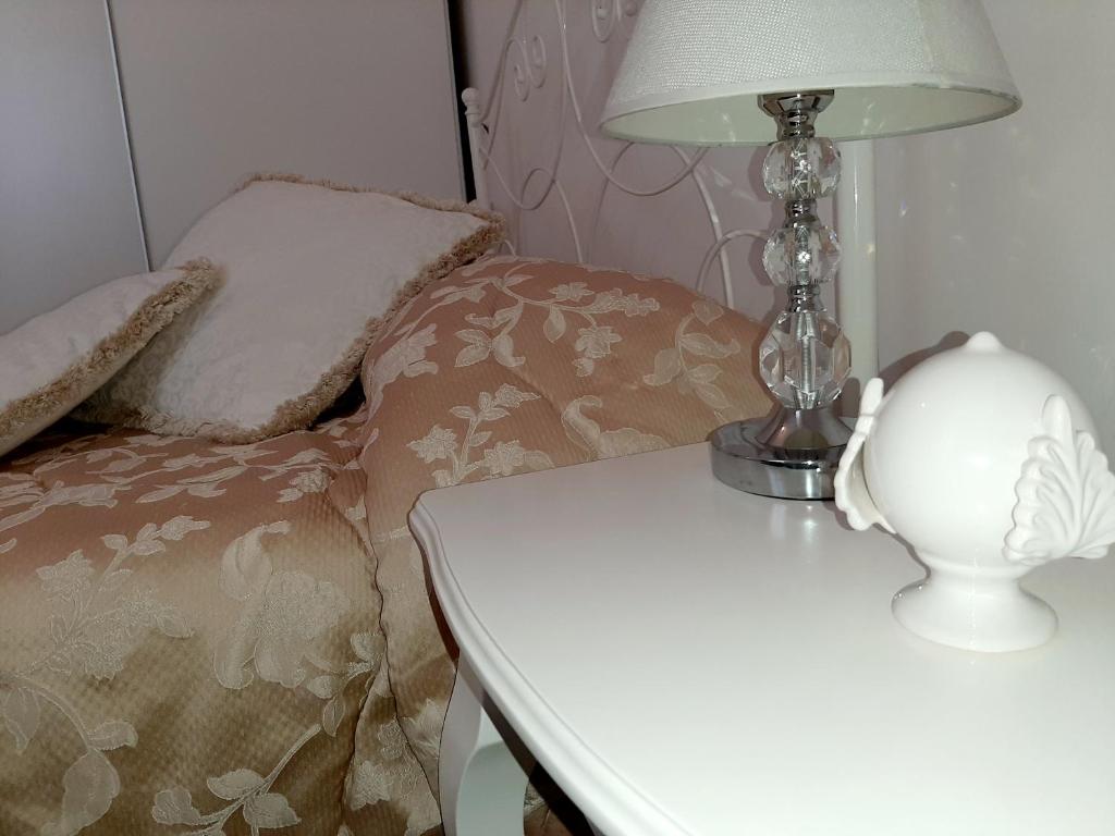 une lampe sur une table à côté d'une chaise dans l'établissement Anthea Boutique Rooms Felline, à Felline