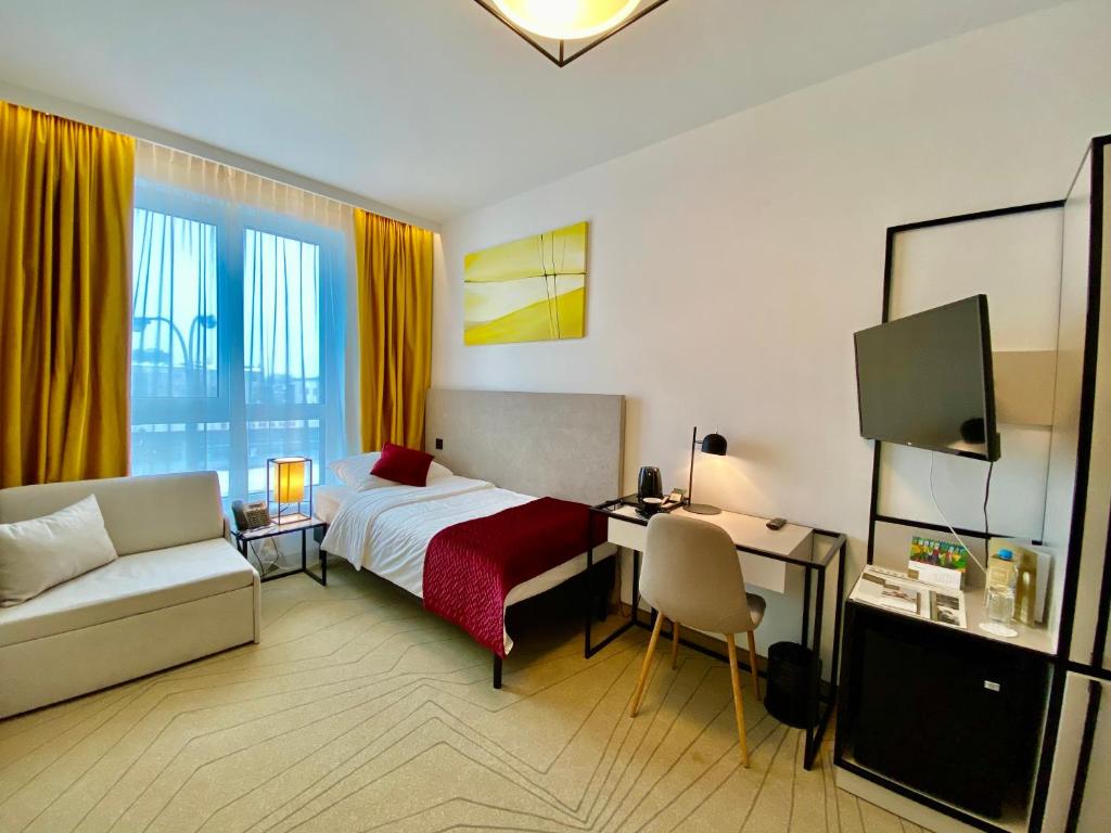 Televízia a/alebo spoločenská miestnosť v ubytovaní Arche Hotel Krakowska