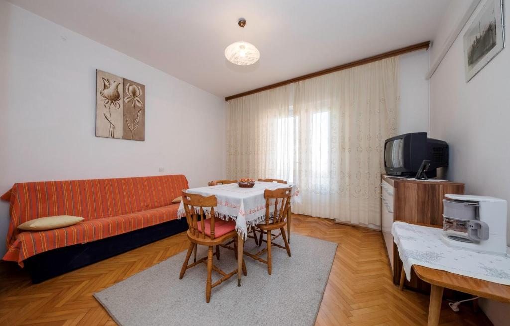 Televízia a/alebo spoločenská miestnosť v ubytovaní Apartment Ante Kampor