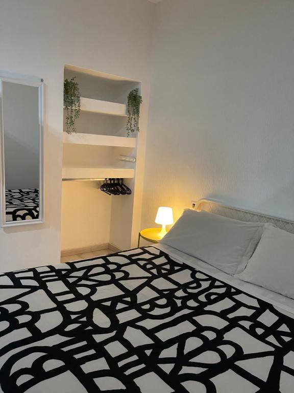 ポンペイにあるCostantino Homeのベッドルーム1室(白黒のベッド1台付)