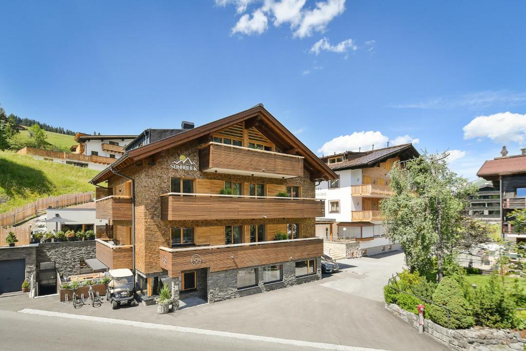 un immeuble situé au milieu d'une rue dans l'établissement Hotel Sonnblick, à Lech am Arlberg