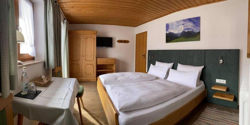 Postel nebo postele na pokoji v ubytování Frühstückspension Gästehaus Zum weissen Rössl