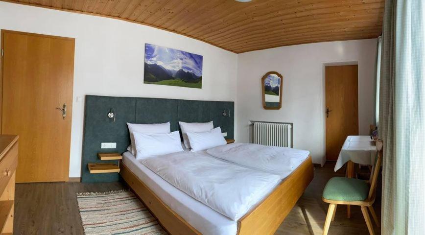 Postel nebo postele na pokoji v ubytování Frühstückspension Gästehaus Zum weissen Rössl