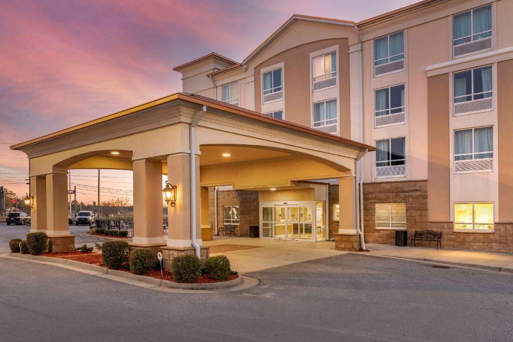 a hotel with a parking lot in front of a building at Comfort Inn and Suites Tifton in Tifton