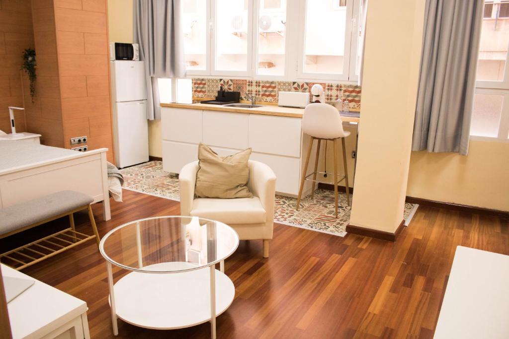 sala de estar con sofá y mesa en LOFT CENTRO ALMERIA en Almería