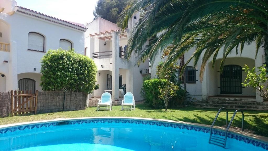 ein Haus mit einem Pool vor einem Haus in der Unterkunft Casa Miami Playa in Miami Platja