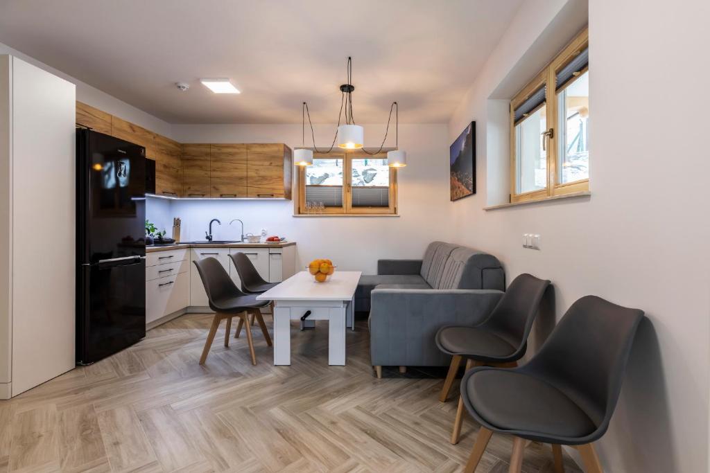 Kuchyňa alebo kuchynka v ubytovaní TatryTop Apartamenty Alpejski SPA
