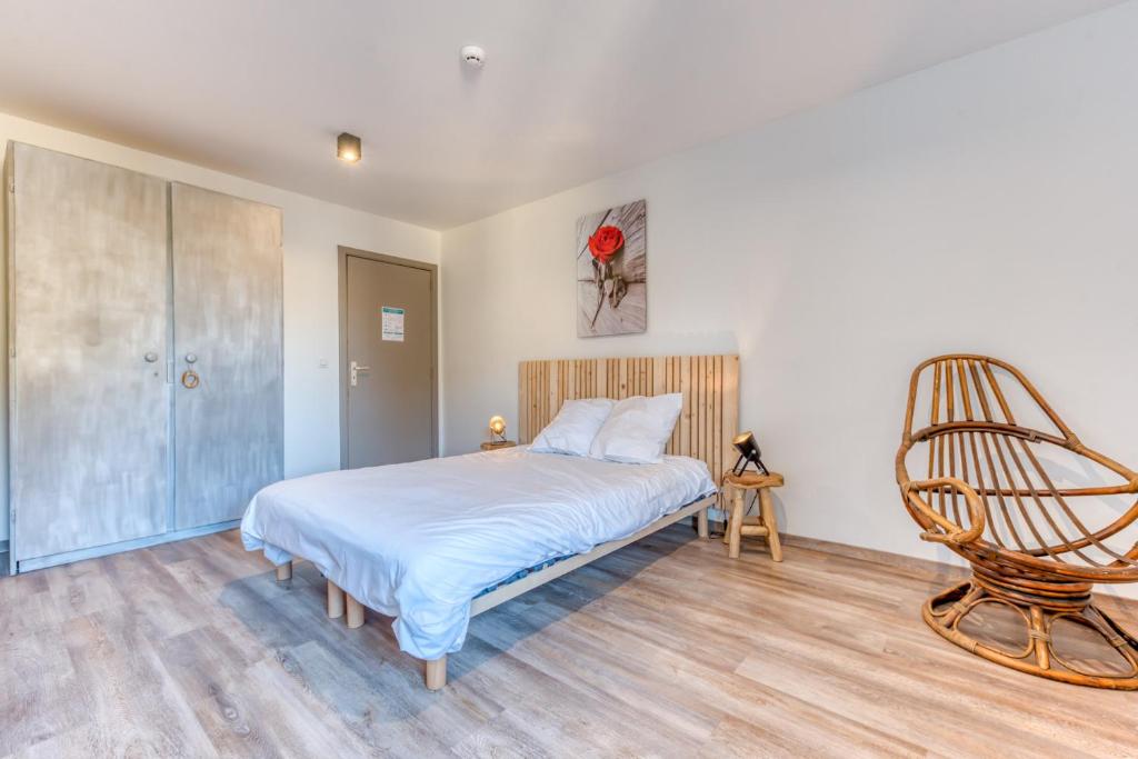 Postel nebo postele na pokoji v ubytování Gîte de la cascade