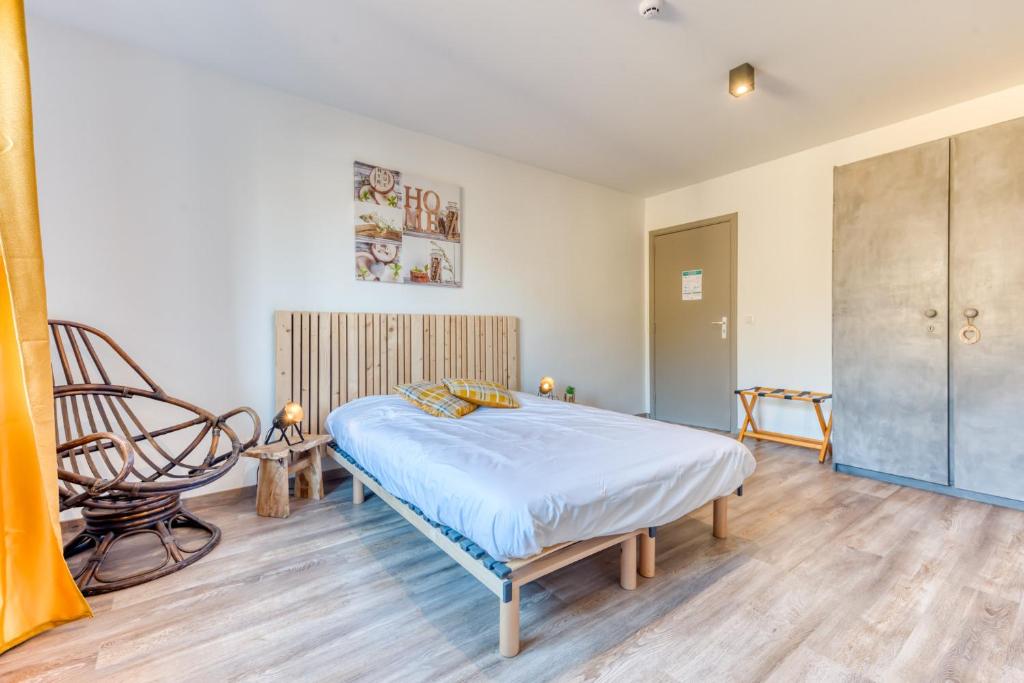 Postel nebo postele na pokoji v ubytování Gîte de la cascade