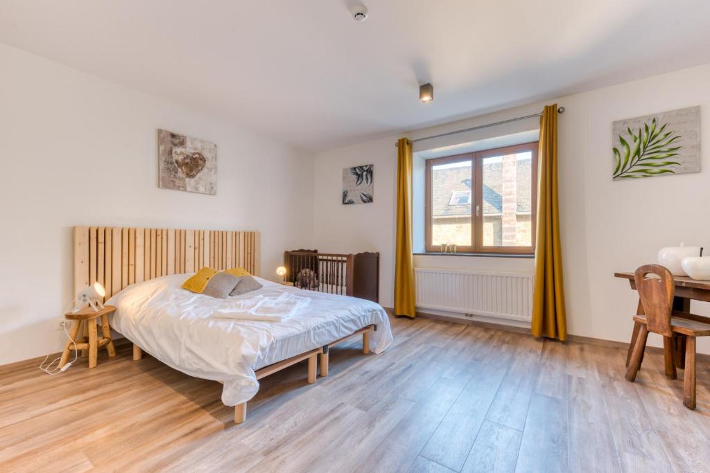 Postel nebo postele na pokoji v ubytování Gîte de la cascade