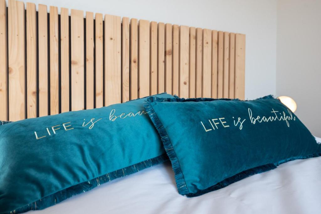 Postel nebo postele na pokoji v ubytování Gîte de la cascade