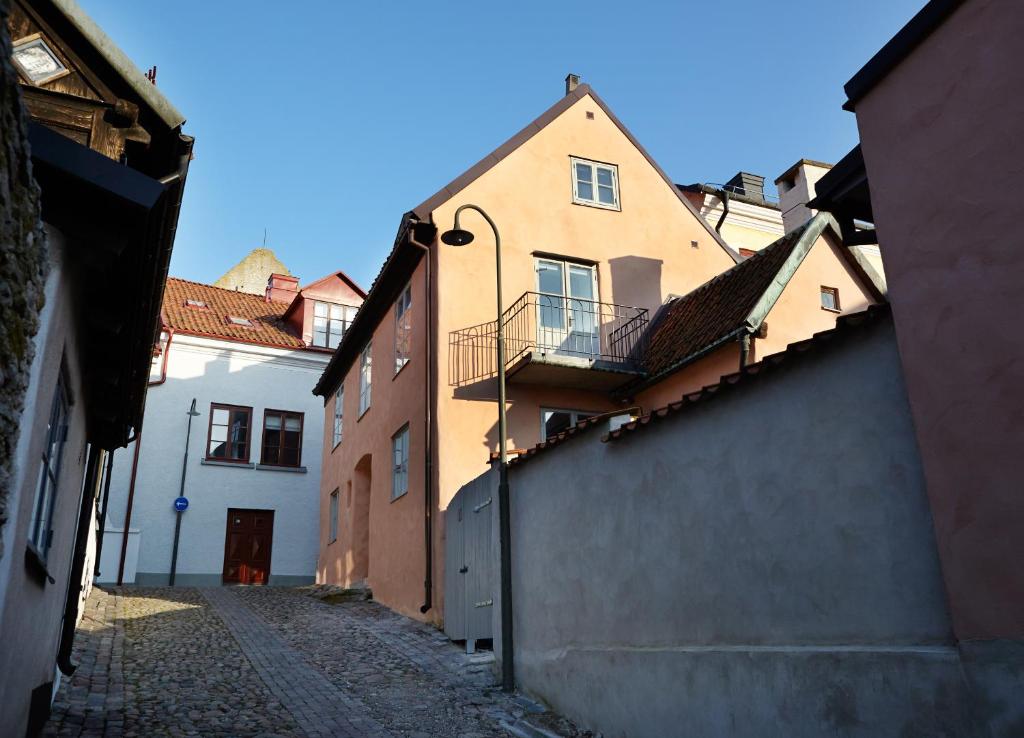 un callejón estrecho con edificios en una ciudad en Visby Logi & Vandrarhem en Visby