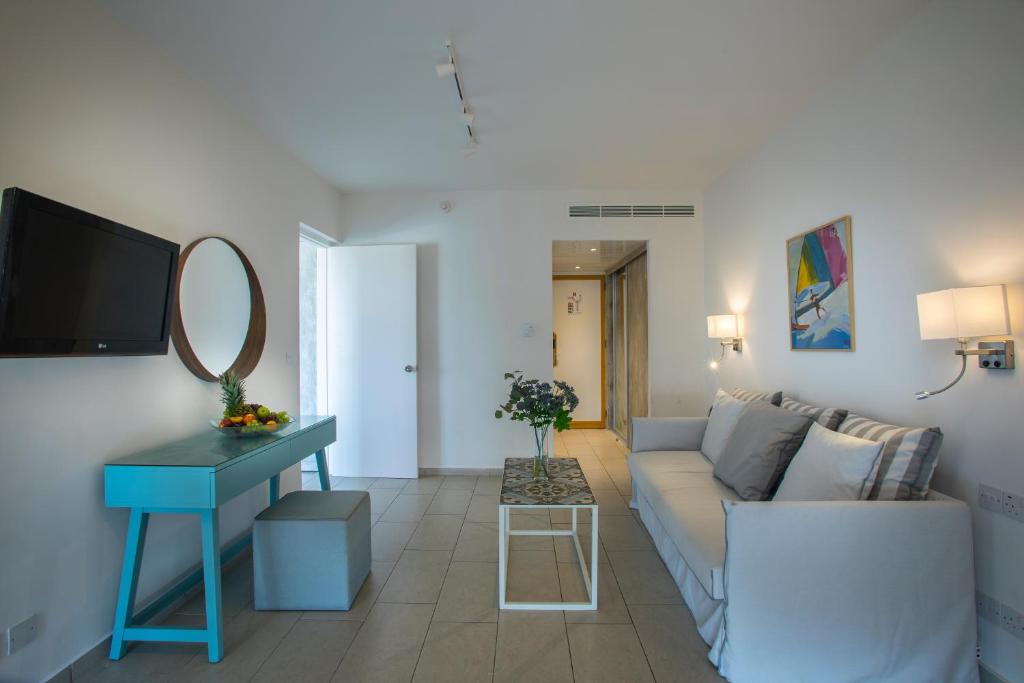 Leonardo Plaza Cypria Maris Beach Hotel & Spa - Suite Con Balcón