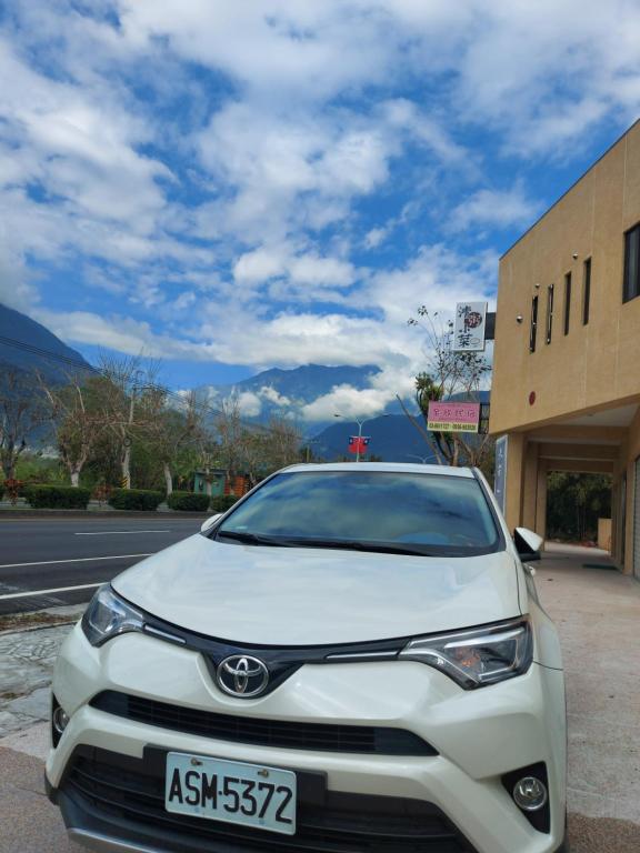 a white car parked in front of a building at 太魯閣-全欣民宿 in Xincheng