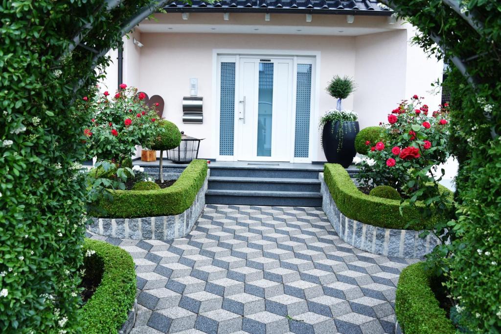 ein Haus mit einem Innenhof mit Blumen und Pflanzen in der Unterkunft Antike & Modern DELUXE in Günzburg