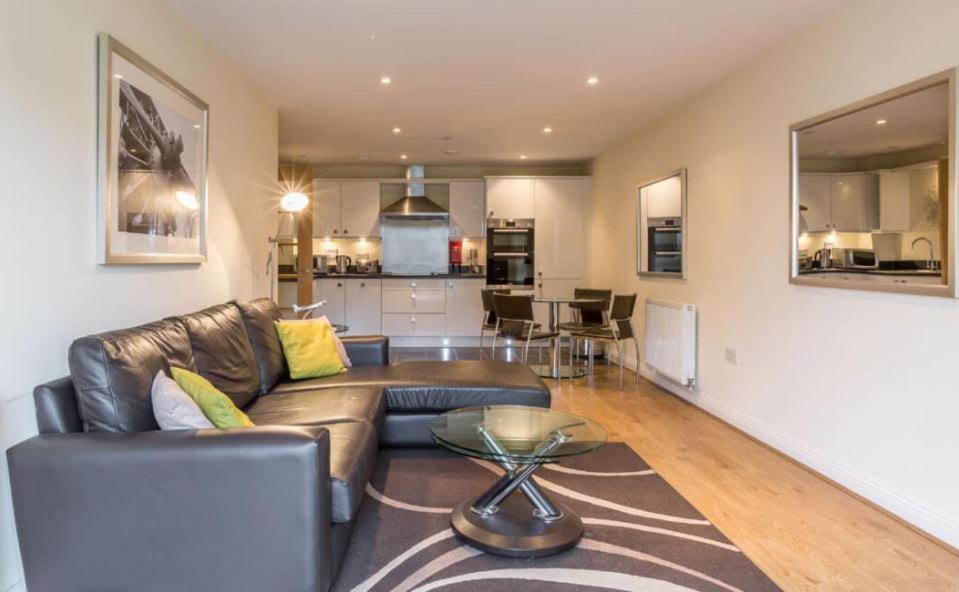 Farnborough - Stylish Modern 2 Bed 2 Bathroom Apartments