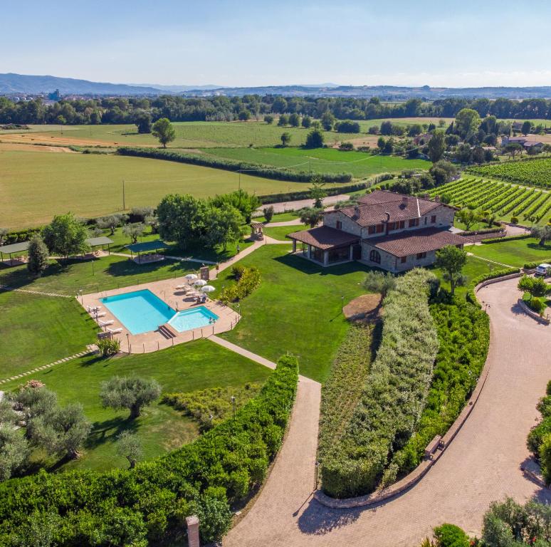 uma vista aérea de uma propriedade com piscina em Agriturismo Il Cantico di San Francesco em Palazzo