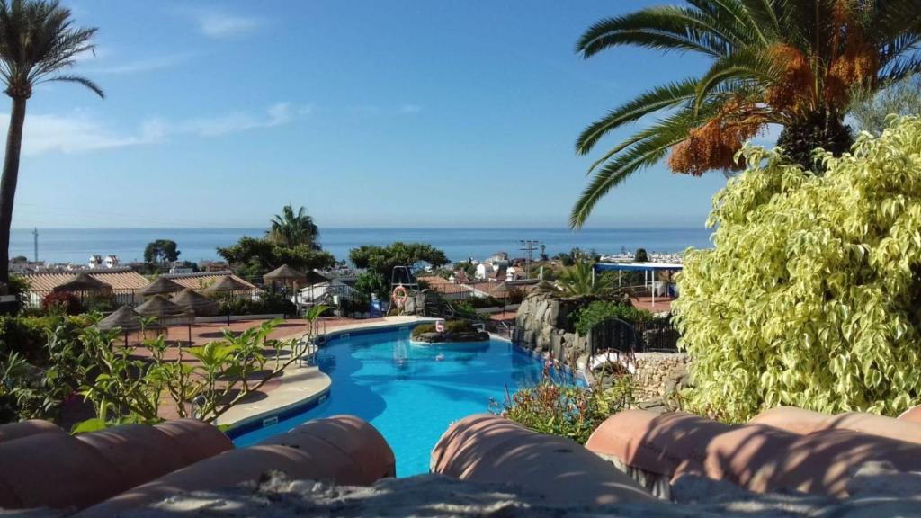 widok na basen w ośrodku wypoczynkowym w obiekcie CAPISTRANO PUEBLO 106A Menyber w mieście Nerja