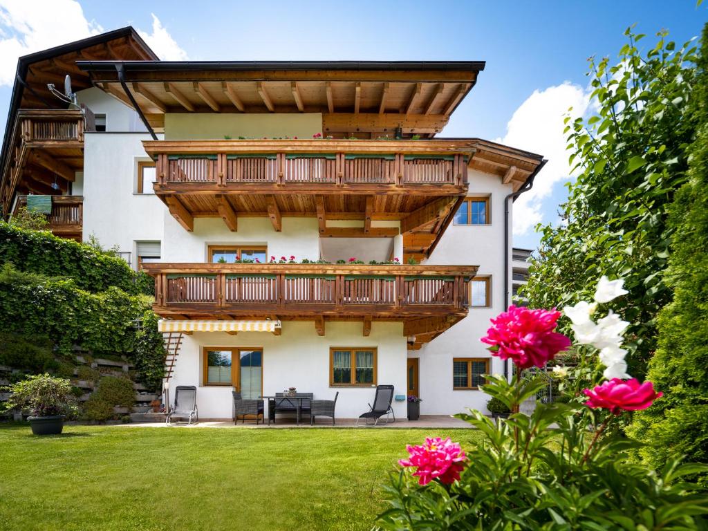 Casa con balcón y patio en Haus Ausblick en Wenns