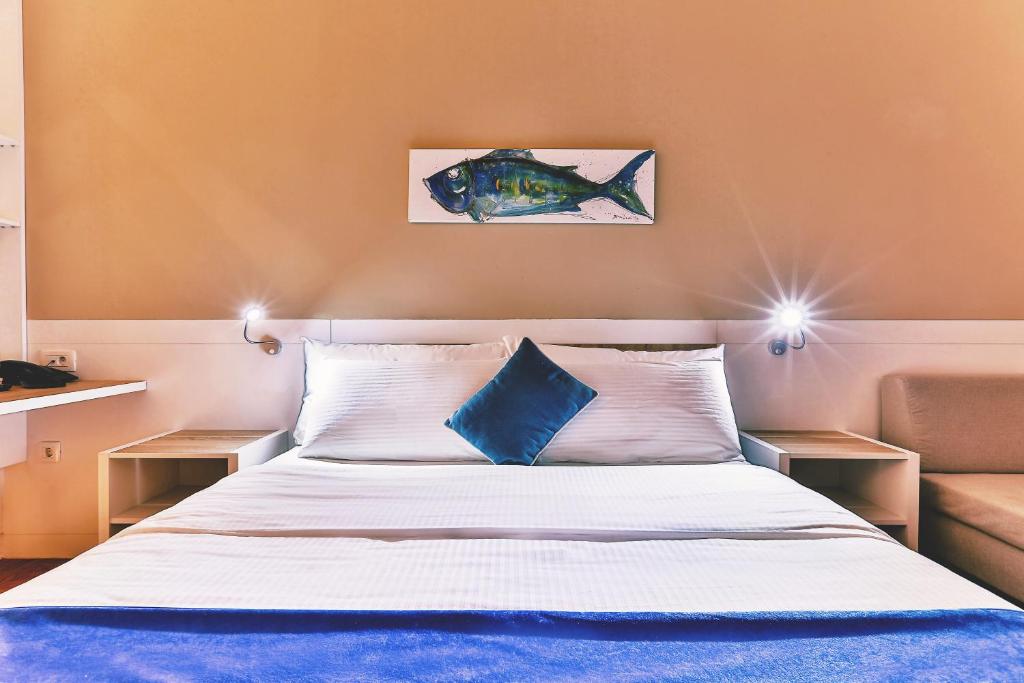 Postel nebo postele na pokoji v ubytování Carine Hotel Delfin
