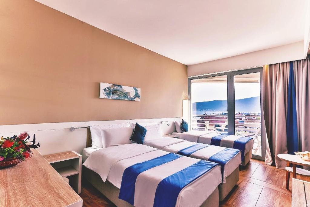 Postel nebo postele na pokoji v ubytování Carine Hotel Delfin