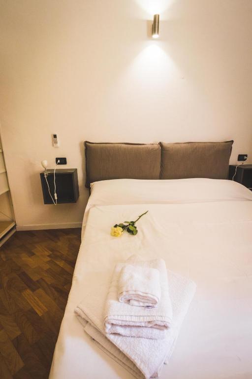 Łóżko lub łóżka w pokoju w obiekcie GetTheKey S.Felice Suites