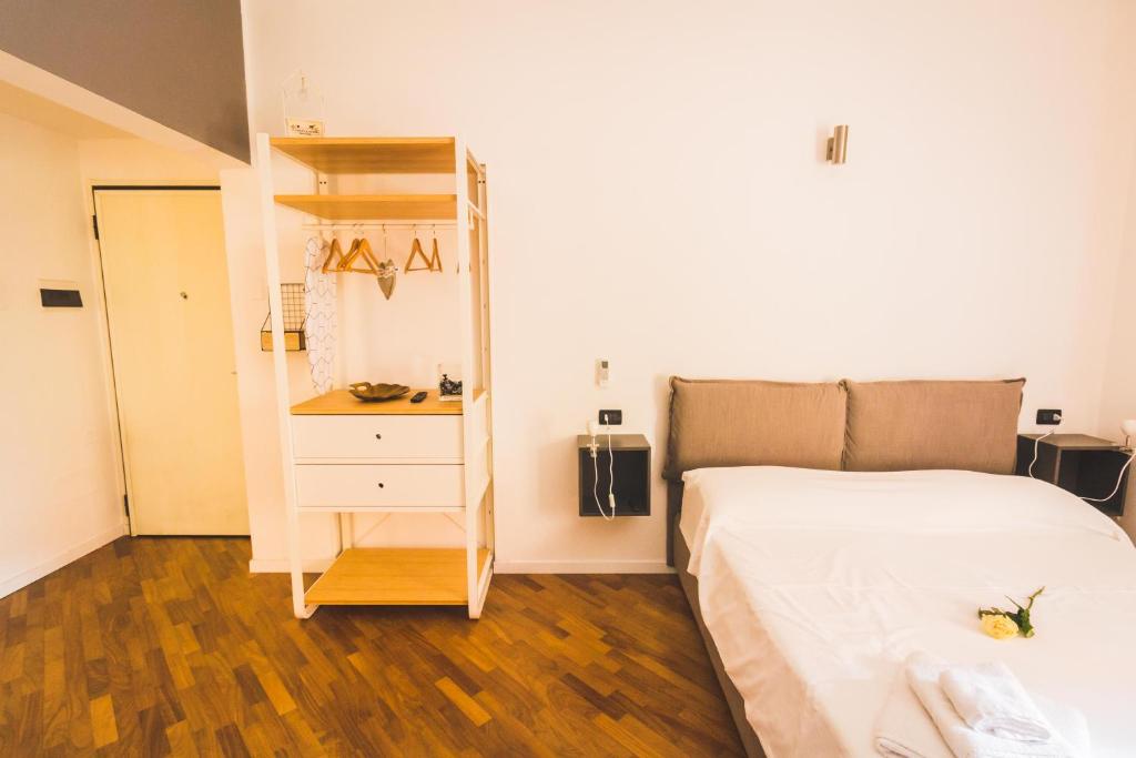 Łóżko lub łóżka w pokoju w obiekcie GetTheKey S.Felice Suites