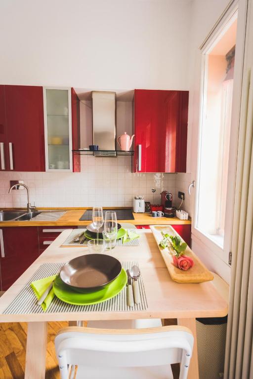 Kuchnia lub aneks kuchenny w obiekcie GetTheKey S.Felice Suites