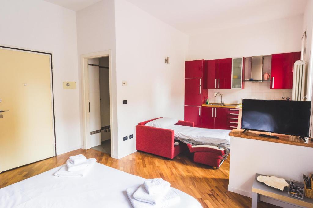 Łóżko lub łóżka w pokoju w obiekcie GetTheKey S.Felice Suites