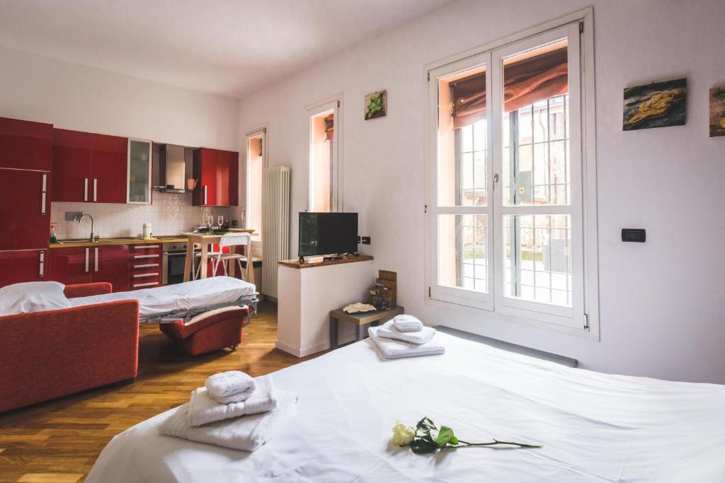 Łóżko lub łóżka w pokoju w obiekcie GetTheKey S.Felice Suites