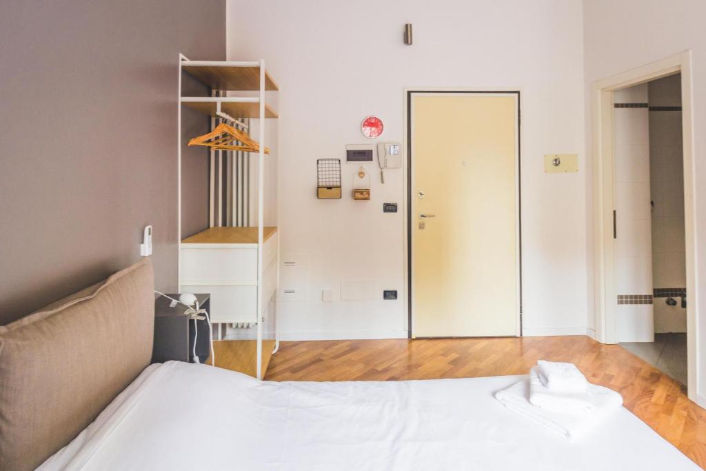 Łóżko lub łóżka w pokoju w obiekcie GetTheKey S.Felice Suites