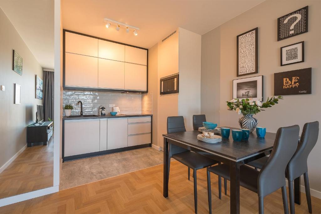 Kuchyňa alebo kuchynka v ubytovaní Konstruktorska P&O Serviced Apartments