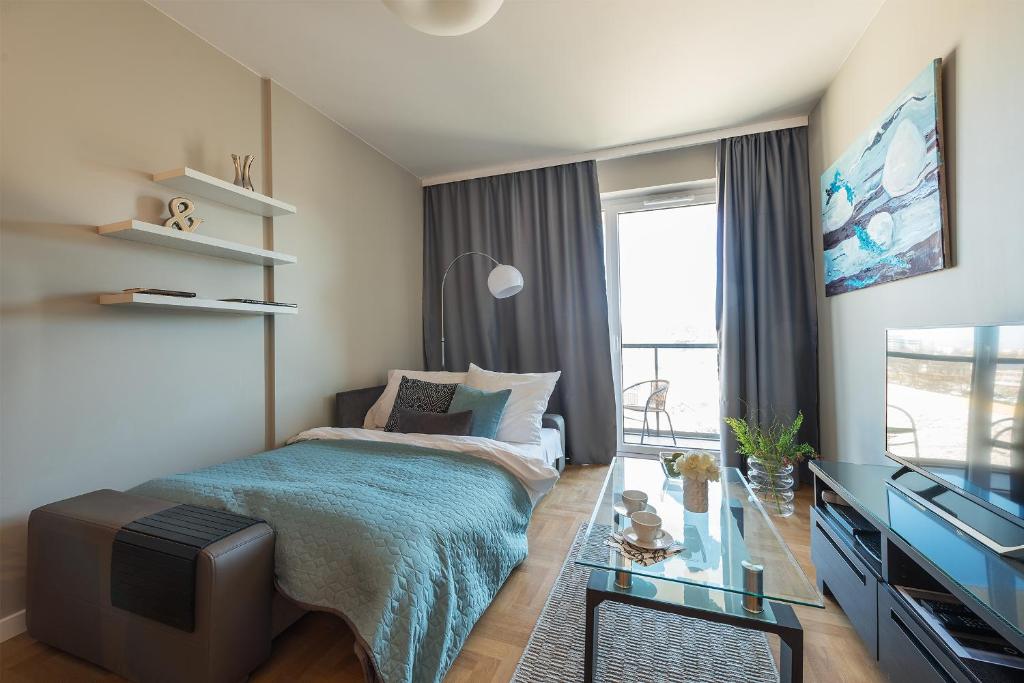 Televízia a/alebo spoločenská miestnosť v ubytovaní Konstruktorska P&O Serviced Apartments