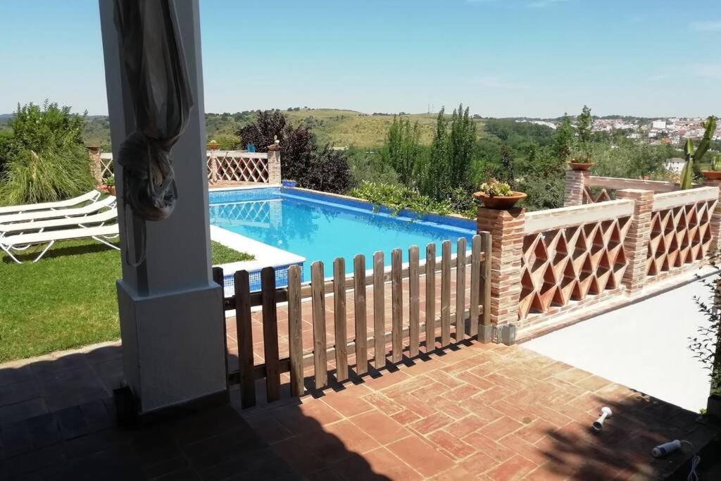 - Vistas a una piscina con valla en Casa rural La Vega, en Cazalla de la Sierra