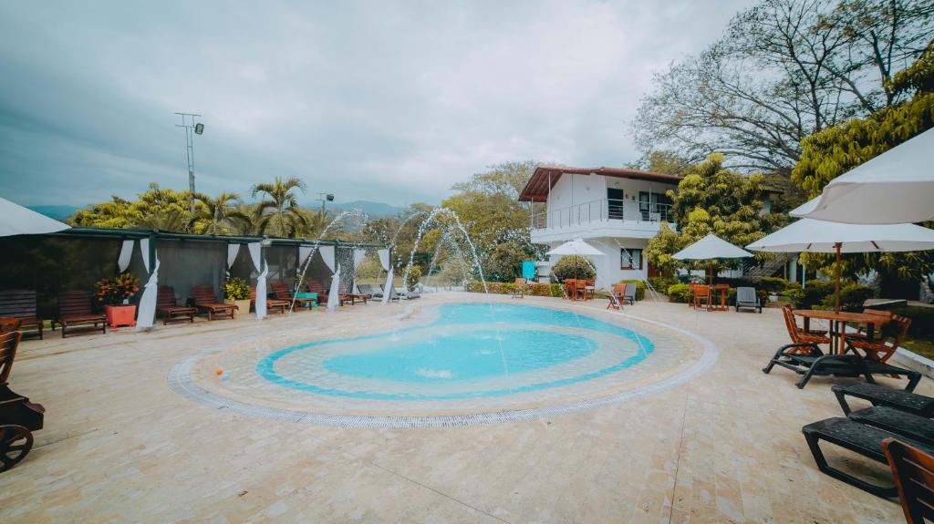 Bazén v ubytování La Ardilla de Santa Fe by Bernalo Hotels nebo v jeho okolí