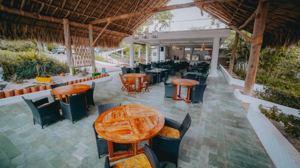 Restaurace v ubytování La Ardilla de Santa Fe by Bernalo Hotels