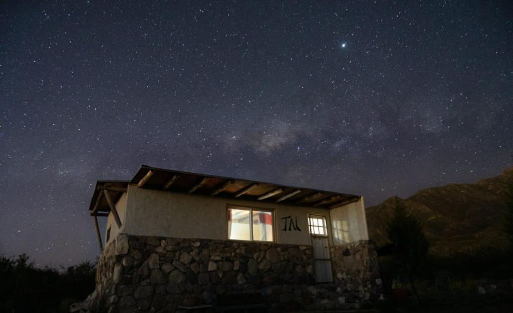 een hut met de melkachtige manier in de nachtelijke hemel bij Casa Tai - La Crucecita in Godoy Cruz