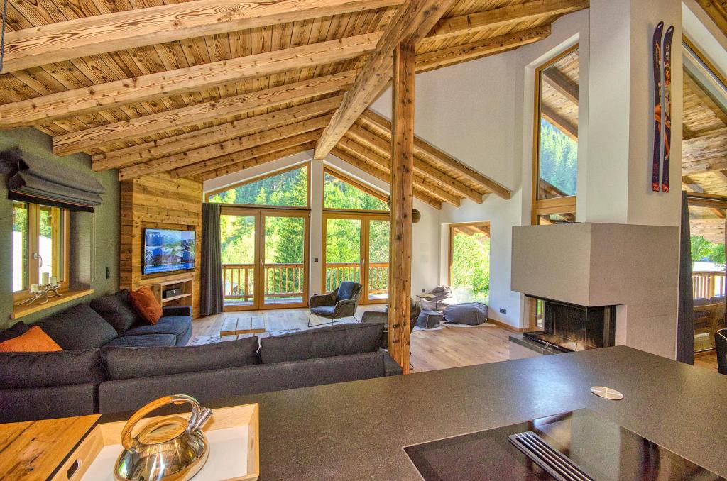 sala de estar con sofá y chimenea en Chalet Schmitten - by Alpen Apartments en Zell am See