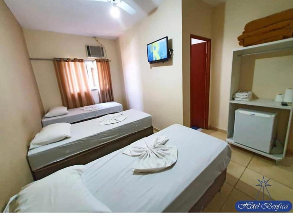 Habitación hospitalaria con 2 camas y espejo en Hotel Benfica, en Aparecida