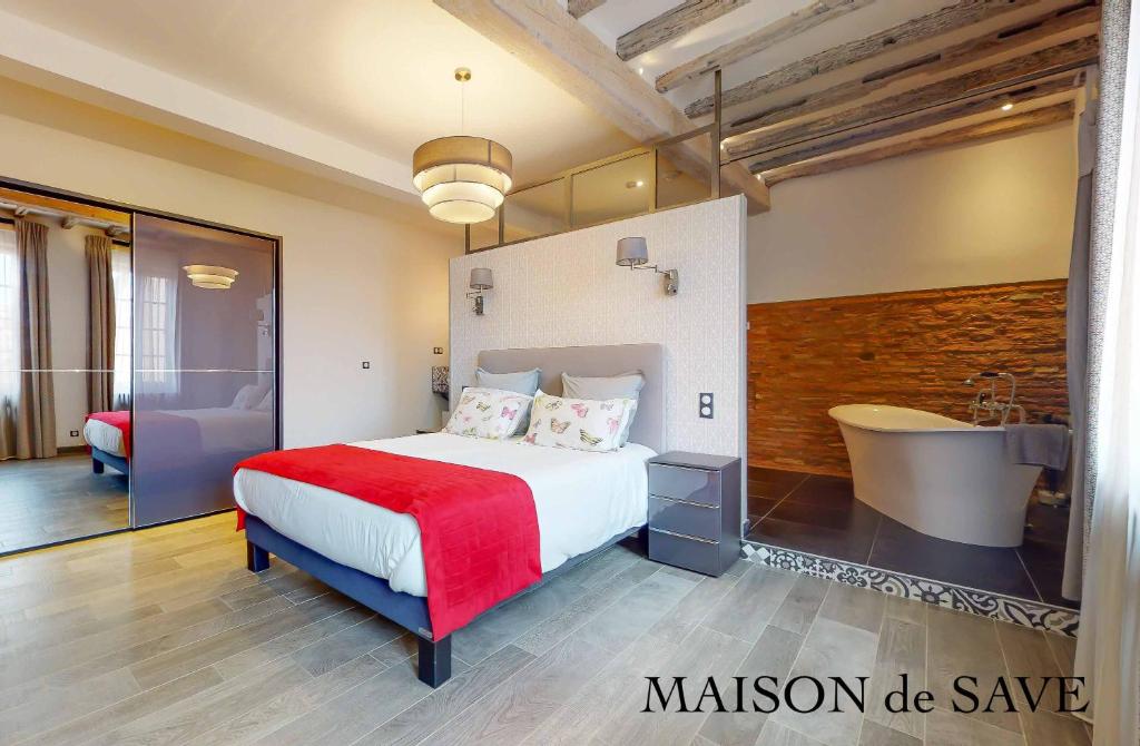 リル・ジュルダンにあるMaison de Saveのベッドルーム1室(ベッド1台、バスタブ、シンク付)