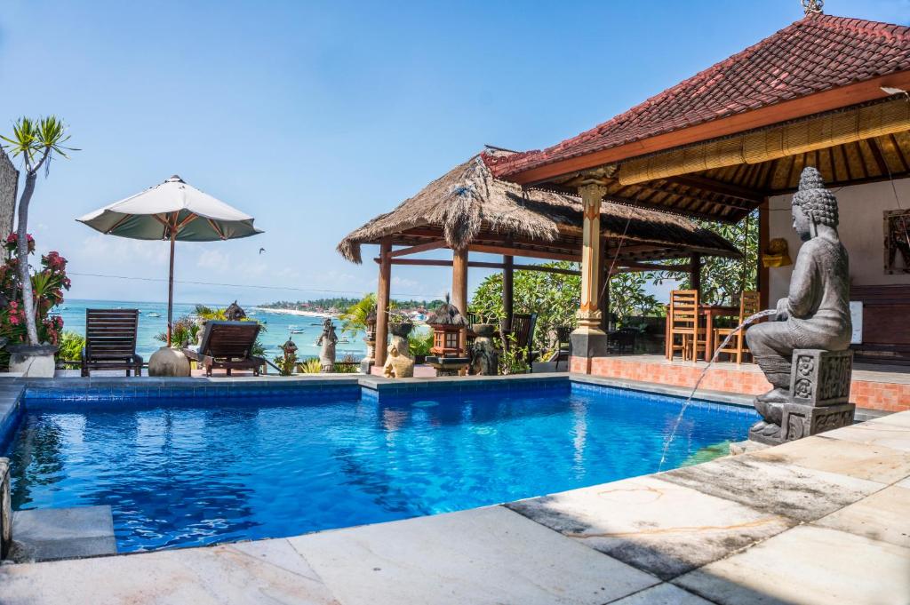 einen Pool in einem Haus mit Pavillon in der Unterkunft Oka 7 Bungalow in Nusa Lembongan