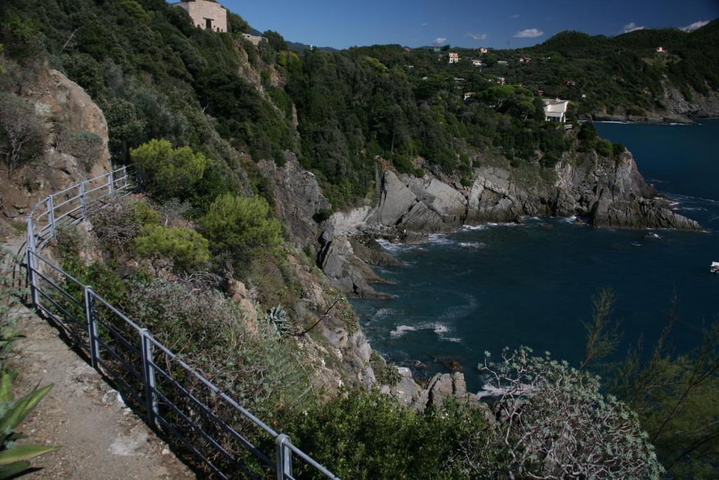 a view of the ocean from a cliff at Grand Hotel Dei Castelli in Sestri Levante