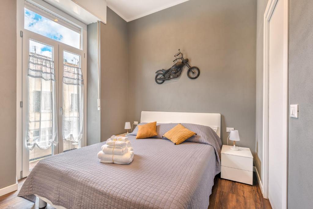 1 dormitorio con 1 cama con una motocicleta en la pared en 5 terre dei poeti en La Spezia