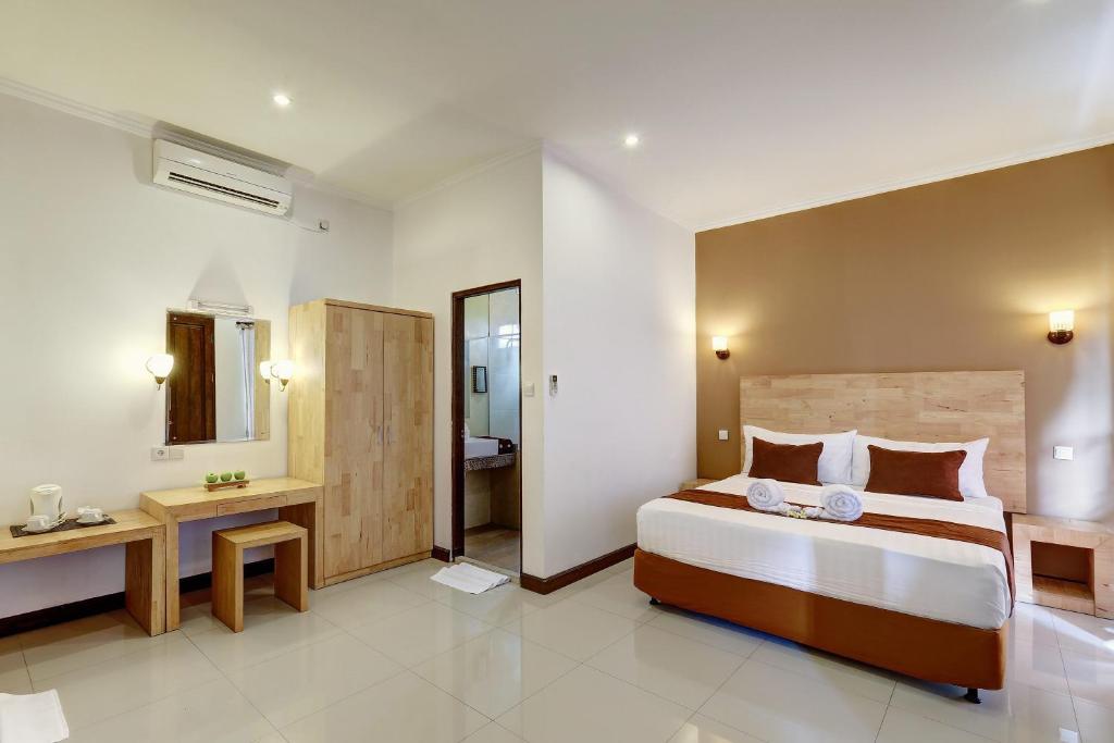 Postel nebo postele na pokoji v ubytování Nipuri Resort and Villas Seminyak by Kamara