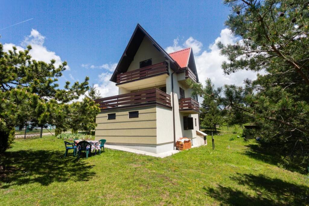 Το κτήριο όπου στεγάζεται  η παραθεριστική κατοικία