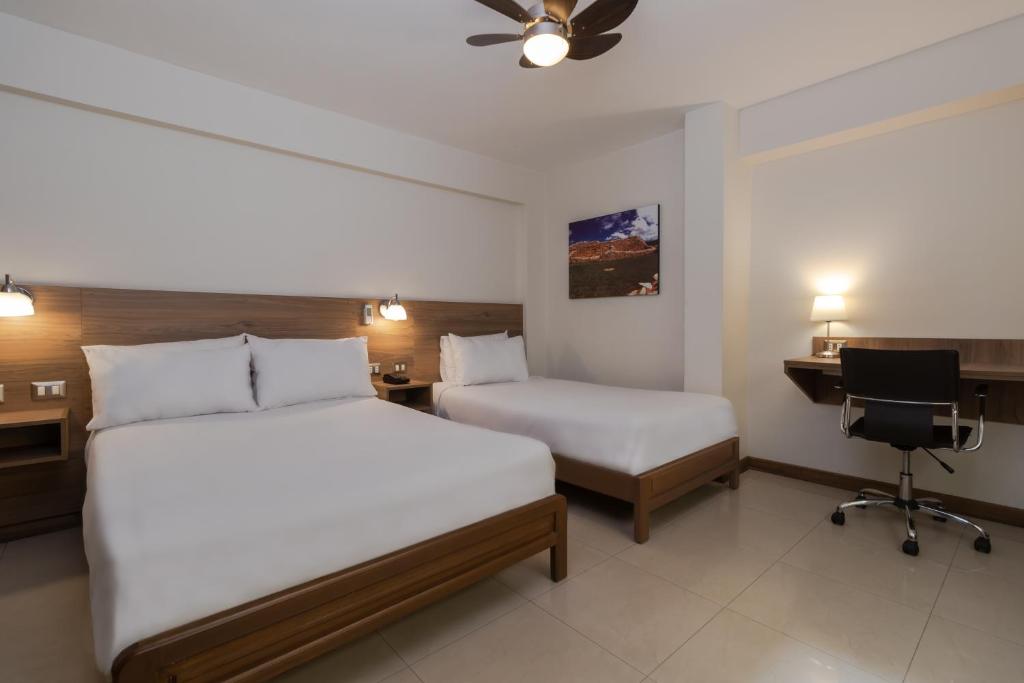 Postel nebo postele na pokoji v ubytování Hotel Alexander