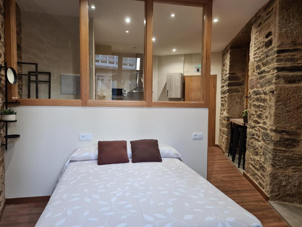 1 dormitorio con 1 cama grande en una habitación en Casa da Marquesa Sarria, en Sarria